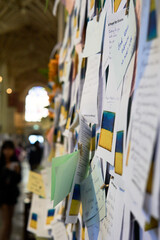Obraz premium Bath, UK - June 04, 2022: 'Prayer for Ukraine' messages on wall in Bath Abbey