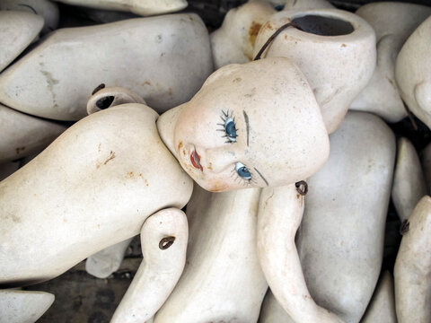 
Un mucchio di bambole rotte vintage