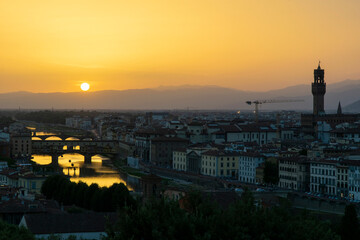 Fototapeta na wymiar Sunset over the Arno river and Ponte Vecchio, Florence, Italy
