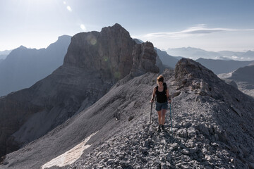 Fototapeta premium chica caminando por la montaña