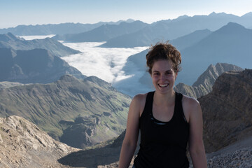 Naklejka premium chica con las montañas de fondo