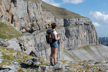 chica en la montaña (faja de las flores, ordesa)