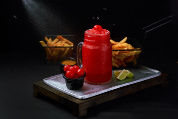 bebida de cereza acompañada de papas fritas 