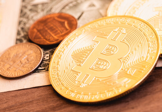Bitcoin - BTC. Moedas de Bitcoins sobre uma nota e moedas de dólar americano em fotografia macro. Conceitos de criptomoedas, finanças e risco.	
