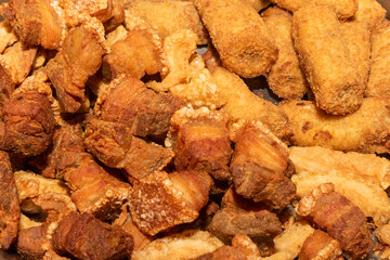 Pan with a mix of torresmo (crackling) and fried banana