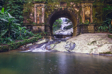 Pozo de baño de la Cascada Taunay en el Parque Florestal de la Tijuca, Alto de Boa Vista, Rio de Janeiro, Brasil