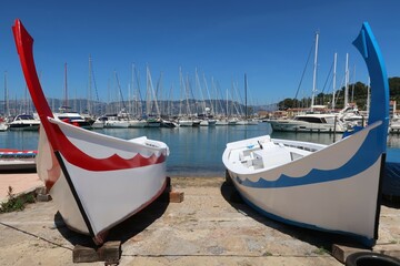 Deux bateaux traditionnels de joute nautique provençale dans le port de plaisance de la...