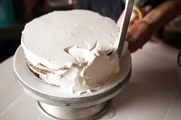 Proceso artesanal de decoración de una torda de chocolate. Concepto de pastelerías artesanales.