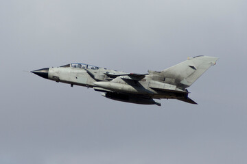 Fototapeta na wymiar Avión de combate despegando Panavia Tornado