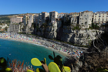 Tropea, Italia.1 agosto 2022. La spiaggia della Rotonda affollatta nella prima giornata di agosto - obrazy, fototapety, plakaty