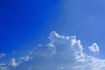 푸른하늘을 날아다니는 하얀구름