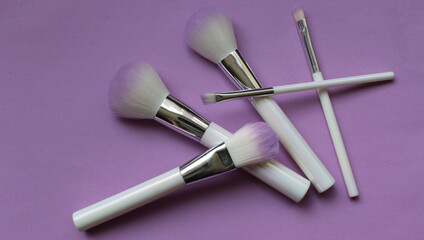 Set de brochas para maquillaje en color blanco