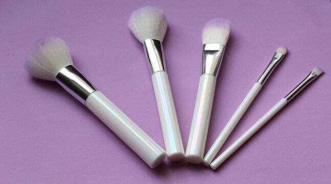 Elegante set de brochas blancas para maquillar