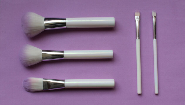Bonitas brochas para maquillaje blancas