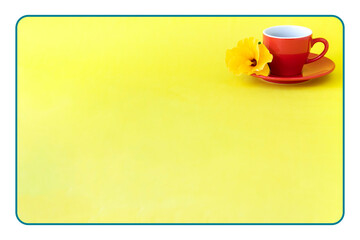 Obraz na płótnie Canvas 黄色のハイビスカスと赤いコーヒーカップのフレーム（黄色の背景）