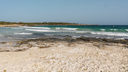 tranquilo oleaje en la playa de Menorca - 520911704