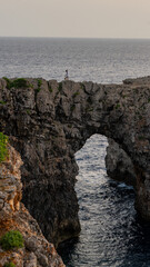 Puente de rocas Pont d` en Gil, Menorca. - 520911741
