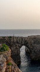 Puente de rocas Pont d` en Gil, Menorca. - 520911744