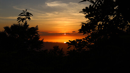 Fototapeta na wymiar 山の上から見る夕日
