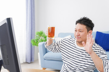 オンライン飲み会をする中年の男性