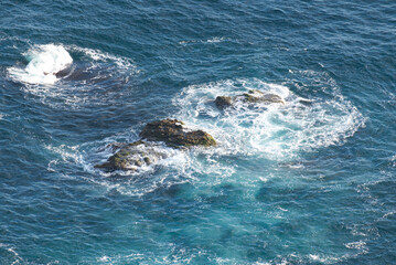 海と岩　荒い波