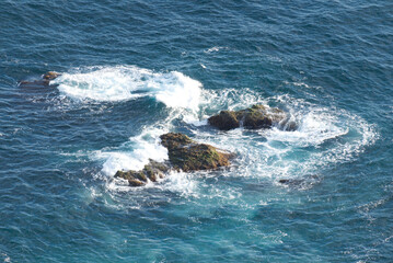 海と岩　荒い波