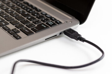 ノートパソコンに接続されたケーブル