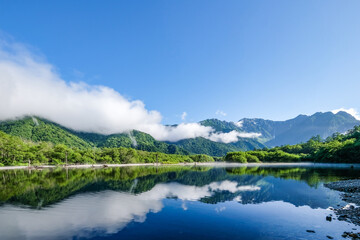 Fototapeta na wymiar 長野県松本市上高地の大正池と穂高連峰