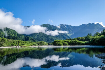 Fototapeta na wymiar 長野県松本市上高地の大正池と穂高連峰