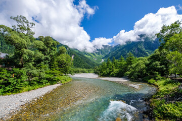Fototapeta na wymiar 長野県松本市上高地からの梓川と穂高連峰