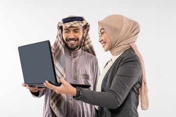 Fototapeta premium muslim business partner discussing and meeting using laptop pc presenting project