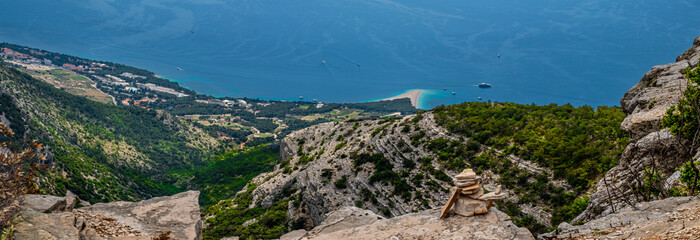 Panoramisch uitzicht op de bergen van Zlatni Rat Beach Brac Island Kroatië