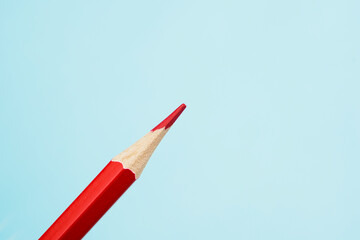 水色の背景の１本の赤い綺麗な色鉛筆
