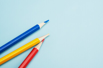 水色の上の３本の色鉛筆　俯瞰