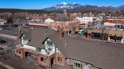 Foto op Canvas Morning aerial view of the historic downtown district of Flagstaff, Arizona, USA. © Matt Gush