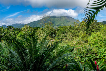 Fototapeta na wymiar Costa Rica, The Volcan Arenal surrounded by the tropical forest 