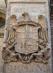 Escudo imperial tallado en piedra en una columna exterior de la catedral de Granada, España