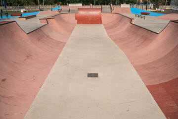 Skatepark vacio en día soleado