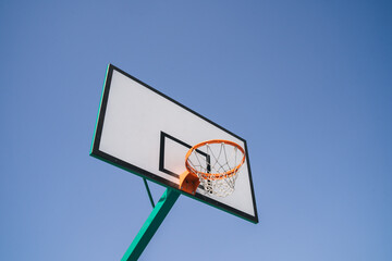Cancha de baloncesto de colores azules en un dia soleado © MiguelAngelJunquera