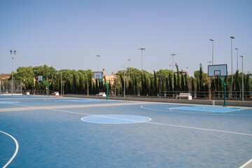Cancha de baloncesto de colores azules en un dia soleado