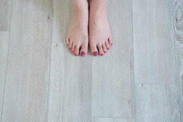 ペディキュアを塗った女性の足