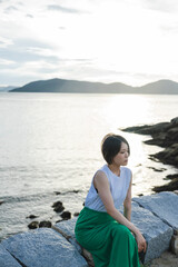 夕暮れの海にいる女性