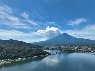 Naklejka na ściany i meble 夏の富士山を河口湖から空撮した風景
