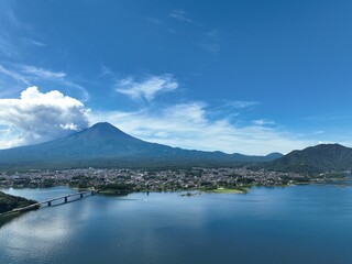 夏の富士山を河口湖から空撮した風景