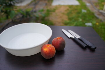 日本の山梨県の郊外の農園で初夏の桃狩り