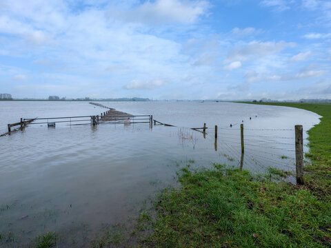 High water on the river De Lek