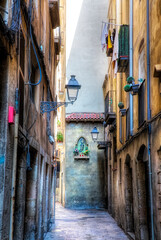 Fototapeta na wymiar Narrow Street in the Old Town of Barcelona, Spain