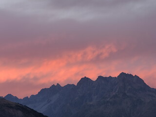 Fototapeta na wymiar coucher de soleil rose sur fond de montagnes