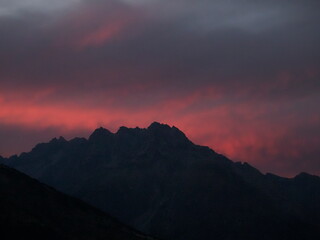 crépuscule rose sur fond de montagne