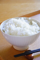 炊き立てでアツアツの白米のご飯